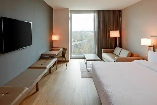 Oda, 1 En Büyük (King) Boy Yatak ve Çekyat, Nehir Manzaralı