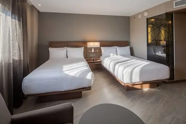 Oda, 2 Çift Kişilik Yatak, Şehir Manzaralı