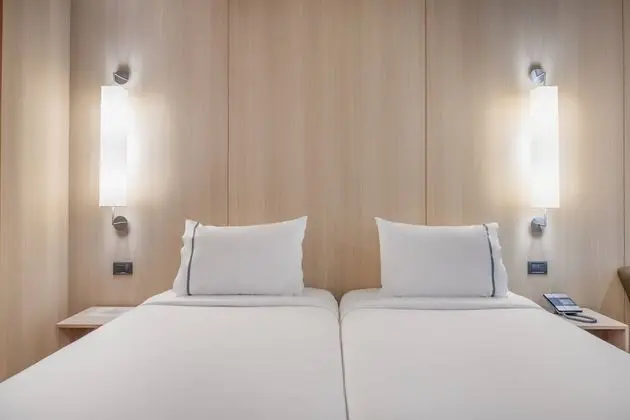 Interior Standard Room, 2 Twin Beds, Non Smoking