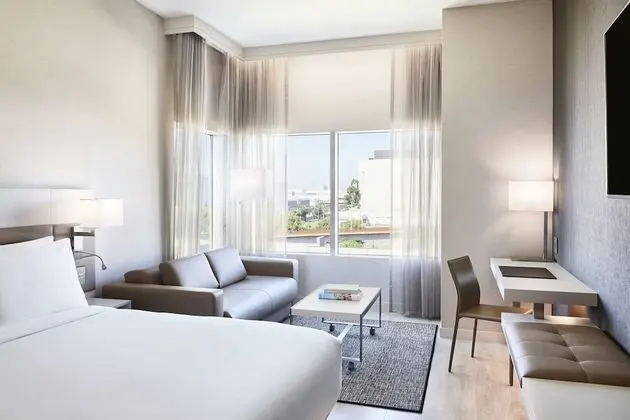 Oda, 1 En Büyük (King) Boy Yatak ve Çekyat, Şehir Manzaralı, Köşe (City View)