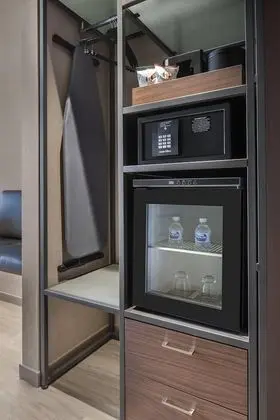 Oda, 1 En Büyük (King) Boy Yatak ve Çekyat (Mobility Accessible, Roll-In Shower)