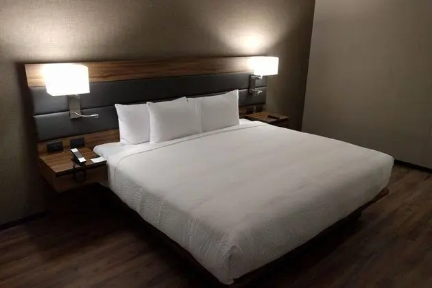 Oda, 1 En Büyük (King) Boy Yatak, Şehir Manzaralı, Köşe