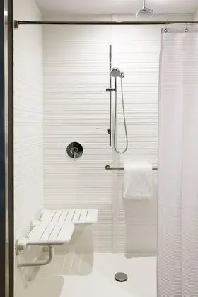 Oda, 1 En Büyük (King) Boy Yatak ve Çekyat (Hearing Accessible)