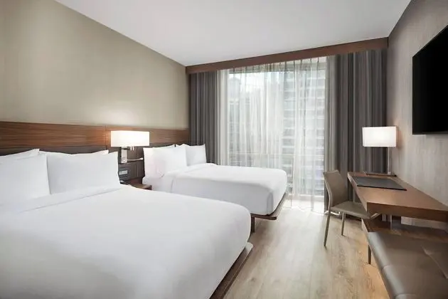Oda, 2 Çift Kişilik Yatak, Nehir Manzaralı (Mobility Accessible, Roll-In Shower)