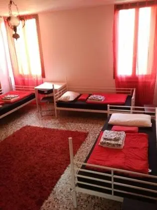 Ortak Ranzalı Oda, Sadece kadınlar için, Ortak Banyo