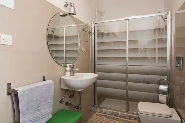 Ortak Ranzalı Oda, Sadece kadınlar için, Ortak Banyo