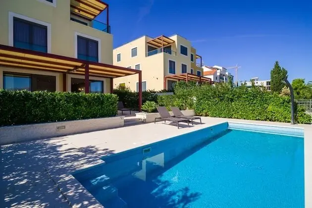 Apart Daire, 2 Yatak Odası, Kişiye Özel Havuzlu, Denize Sıfır