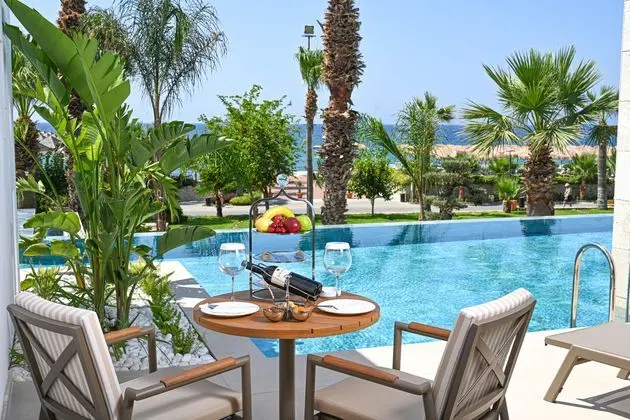 https://images.etstur.com/imgproxy/resize/2560x1440/files/images/hotelImages/etsrooms/137/Acapulco_Resort_Convention_Spa_20240905172527_2.jpg