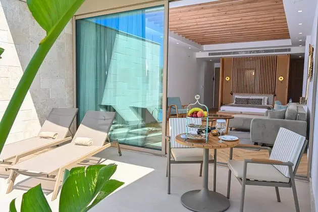 https://images.etstur.com/imgproxy/resize/2560x1440/files/images/hotelImages/etsrooms/137/Acapulco_Resort_Convention_Spa_20240905172527_3.jpg