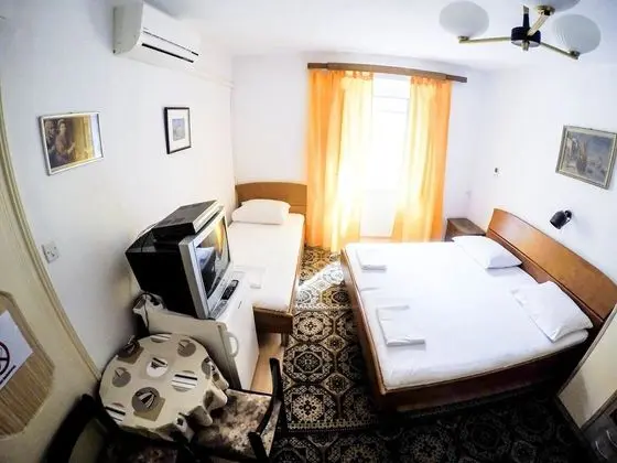 Üç Kişilik Oda