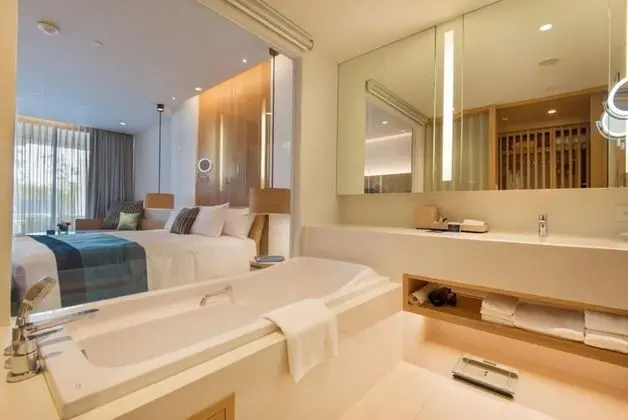 Deluxe Pool Access