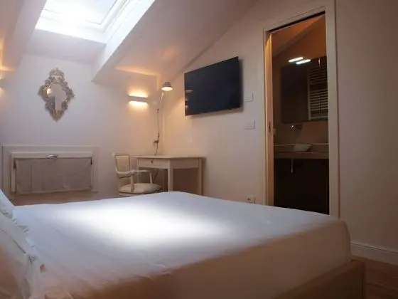 City Tek Büyük Yataklı Oda