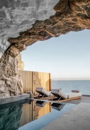 Cave Suite (Sea View with Private pool)