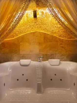 Premium Suite, Avlu Manzaralı, Şömineli ve Jakuzili