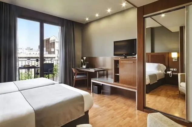 Büyük Yataklı Tek Kişilik Oda