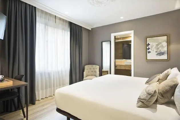 Büyük Yataklı Tek Kişilik Oda