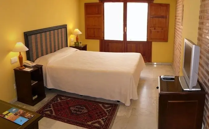 Büyük Yataklı Tek Kişilik Oda