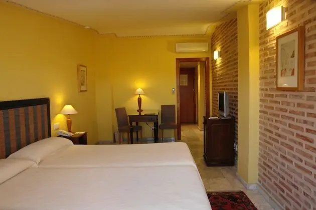 Büyük Yataklı Tek Kişilik Oda