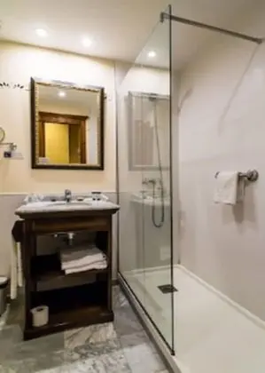 Büyük Yataklı Tek Kişilik Oda