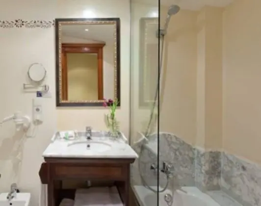 Büyük Yataklı Tek Kişilik Oda