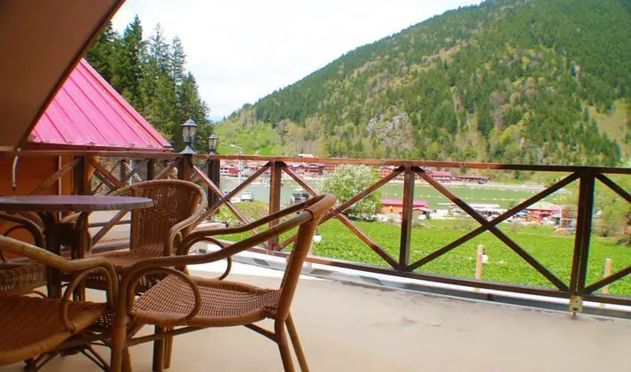 Göl Manzaralı Balkonlu Bungalov