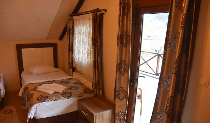 Göl Manzaralı Balkonlu Bungalov ( İptal Edilemez )