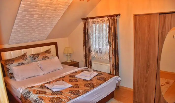 Göl Manzaralı Balkonlu Bungalov ( İptal Edilemez )