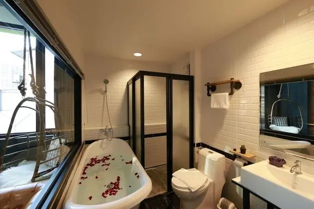 Two Bedroom Suite with Bathtub