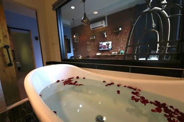 Two Bedroom Suite with Bathtub