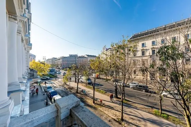 City Tek Büyük Yataklı Oda