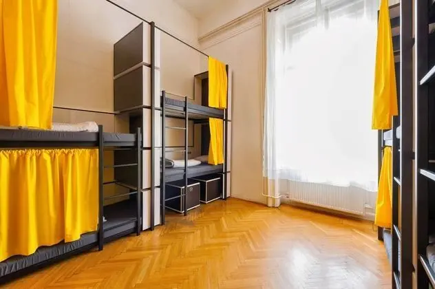 Bed in 10-Bed Dormitory Room with Private Bathroom
