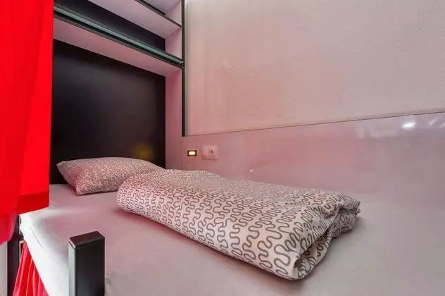 Bed in 10-Bed Dormitory Room with Private Bathroom