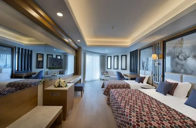 Standard Tek Büyük veya İki Ayrı Yataklı Oda, Kısmi Deniz Manzaralı