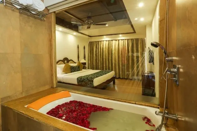 Suite with Bathtub
