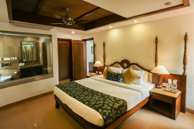 Suite with Bathtub