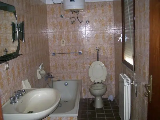İki Ayrı Yataklı Oda, Ortak Banyo