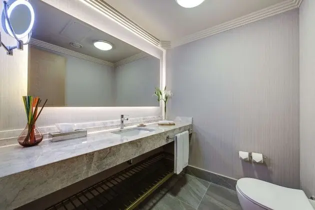 https://i.travelapi.com/lodging/1000000/610000/607900/607889/027f29fa_z.jpg