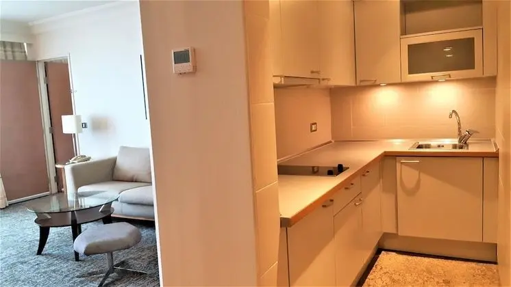 https://i.travelapi.com/lodging/1000000/610000/607900/607889/42da52c5_z.jpg