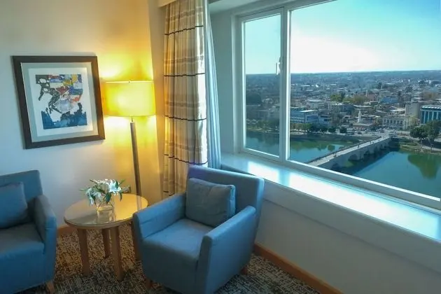 https://i.travelapi.com/lodging/1000000/610000/607900/607889/7c2312cf_z.jpg