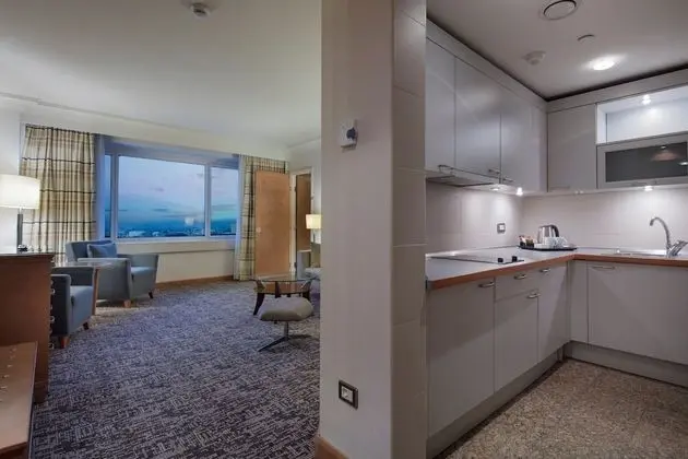 https://i.travelapi.com/lodging/1000000/610000/607900/607889/b16f1ed6_z.jpg