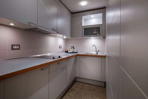 https://i.travelapi.com/lodging/1000000/610000/607900/607889/c00606e7_z.jpg