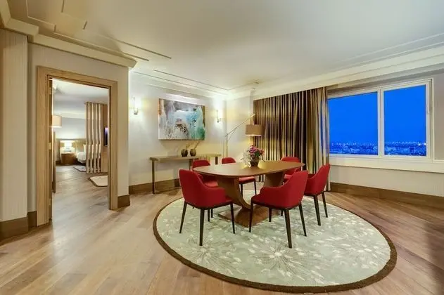 https://i.travelapi.com/lodging/1000000/610000/607900/607889/ed722a5b_z.jpg