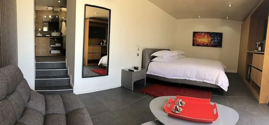 Junior Süit, Kısmi Deniz Manzaralı (Corton)
