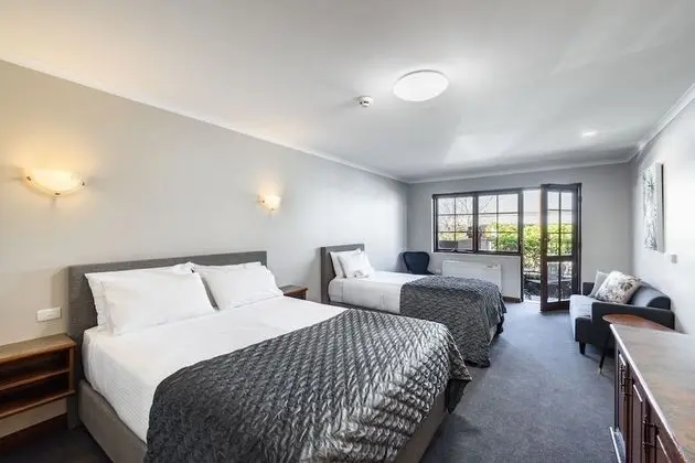 Pet Friendly - Deluxe Queen and Two King Singles with Courtyard