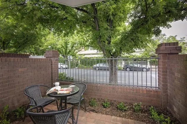 Pet Friendly - Deluxe Queen and Two King Singles with Courtyard