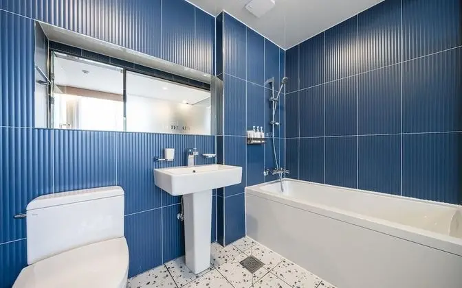 Oda (Deluxe B - Bathtub (Netflix available)