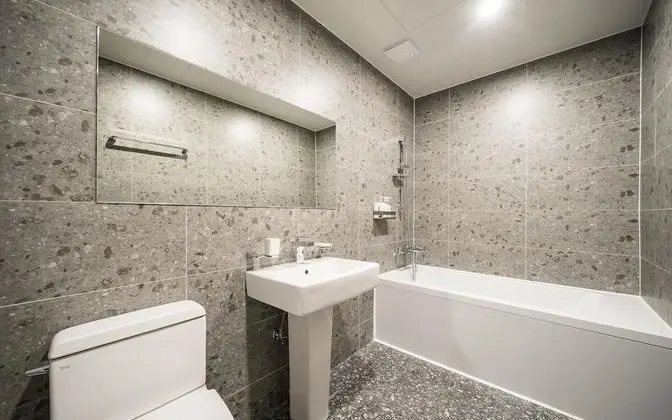 Oda (Deluxe B - Bathtub (Netflix available)