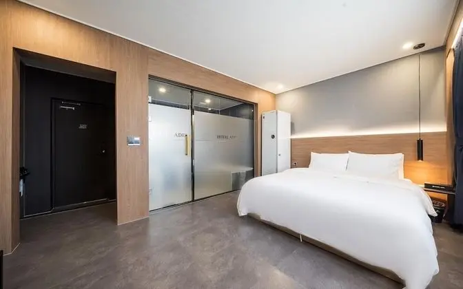 Oda (Deluxe B - Bathtub (Netflix available)