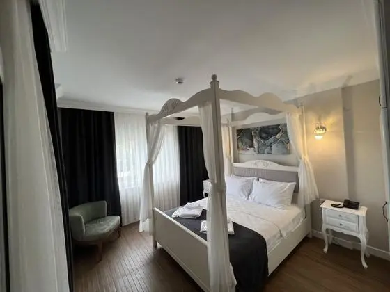Senior Suit, Deniz Manzaralı, Jakuzili