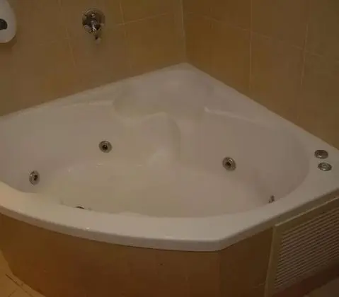 Junior, Jetted Tub